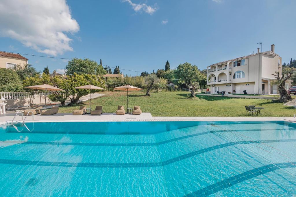 Additional pool view showing the easy access steps