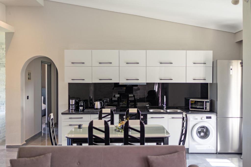 Large Two Bedroom Apartment with Jacuzzi
